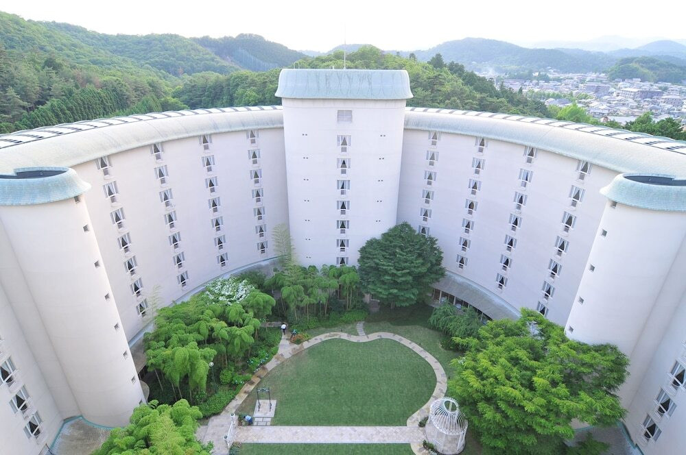 京都・比叡山を借景にした曲線美あふれるホテル3508037