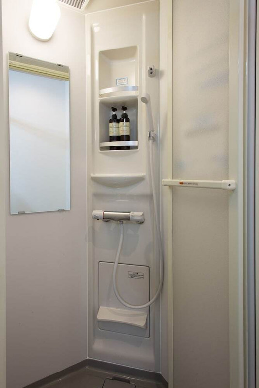 バスルームのシャワー