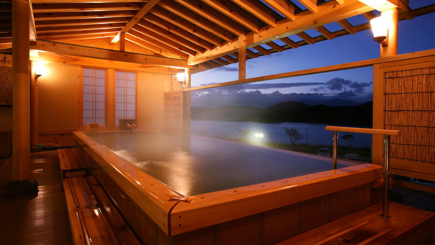 木の香りに癒される「檜の湯」3749010