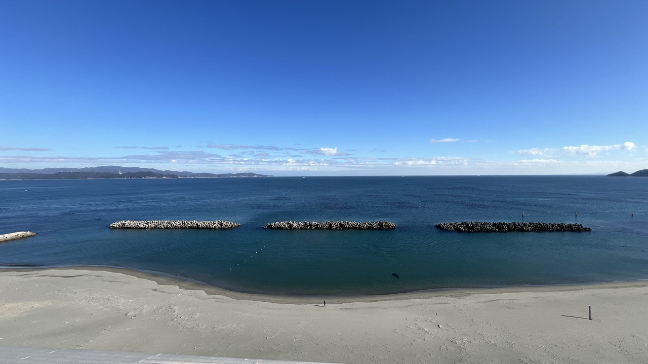 屋上からの眺め。海の青さが綺麗でした。