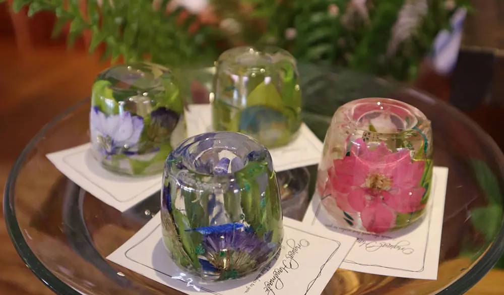 地元の作家さんが作った雑貨は、癒される雰囲気のものばかり。その土地の草花を大切に持って帰れる雑貨が素敵でした♪