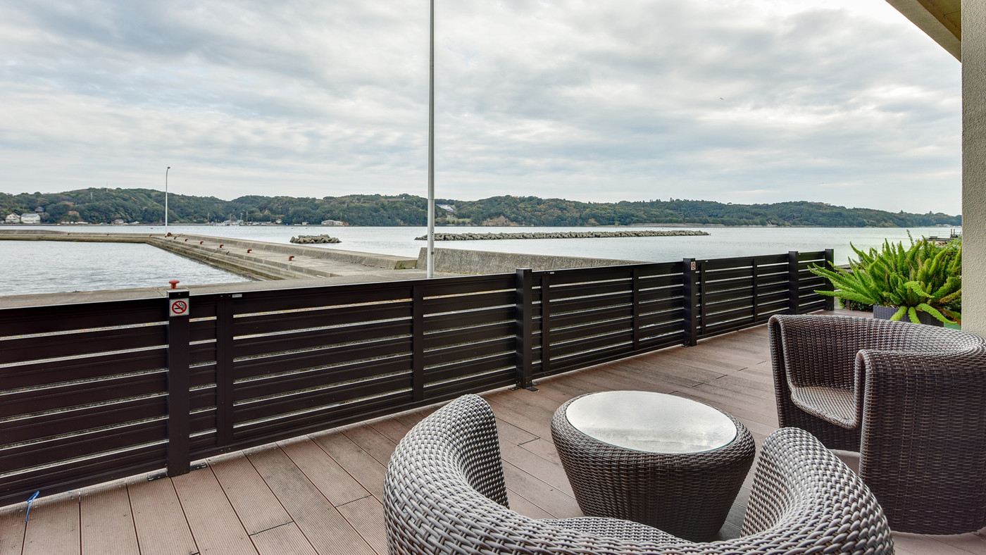 ロビー前の「海ほたるテラス」で風に吹かれて3753832