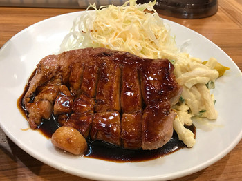 「大阪トンテキ なんばウォーク店」料理 1192136 トンテキの形状は、しっかりグローブ型　※ニンニク（1個）は無料サービス