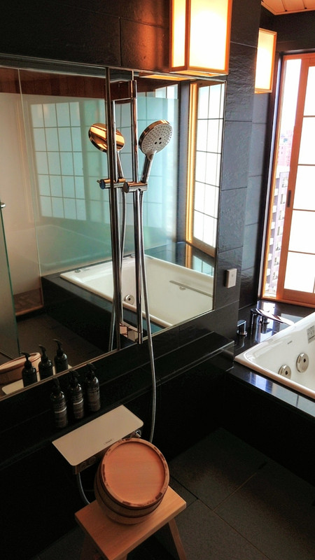 ブラックで統一されたバスルーム