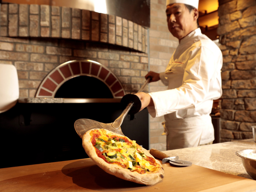 本格石窯で焼くピザ