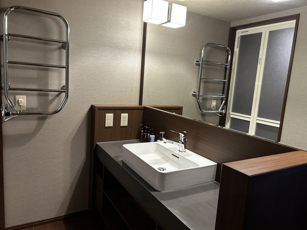 洗面所とシャワーのみ