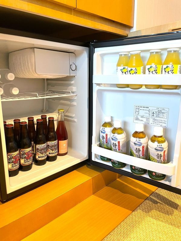 全室ミニバーフリー。本格的なコーヒーメーカーもあり、お部屋で充実したひと時を過ごせそう / 3