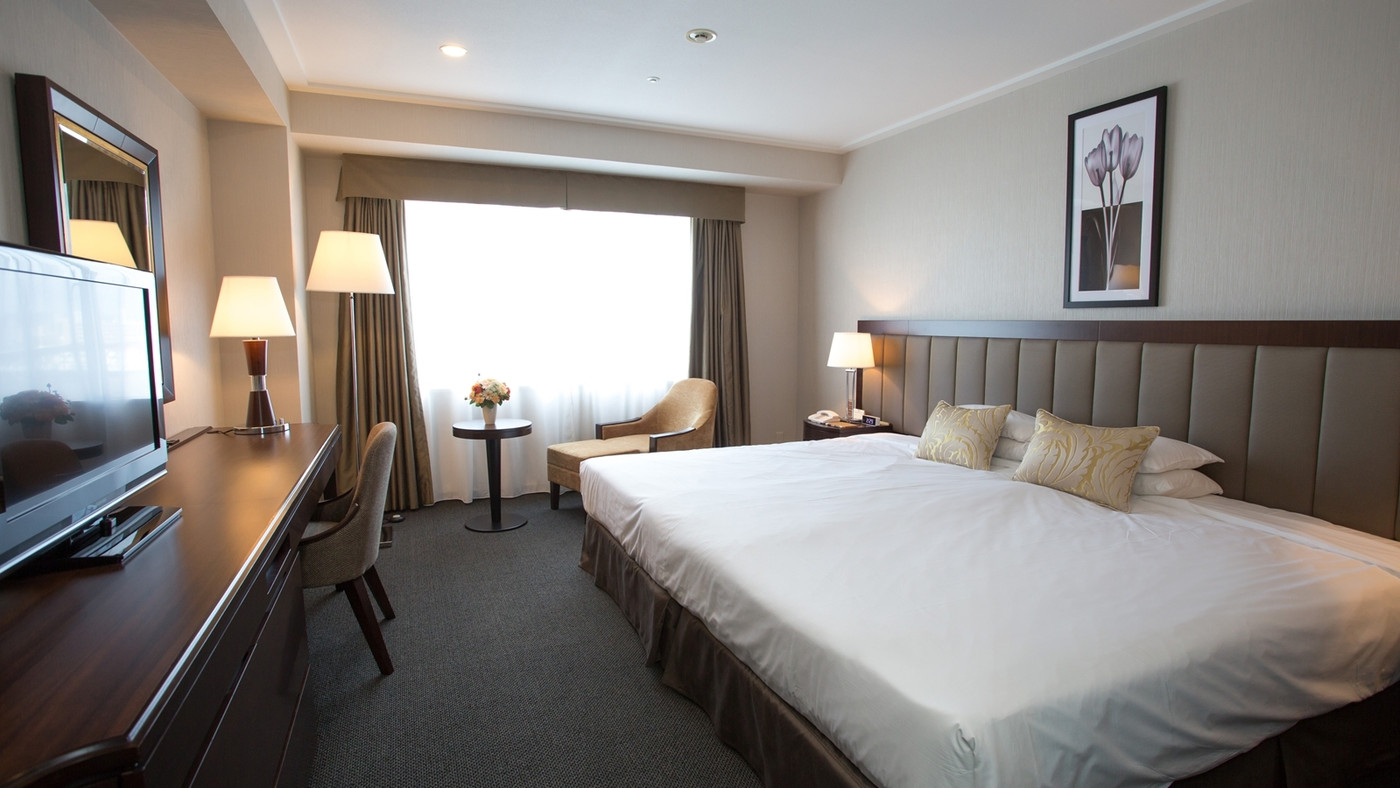 落ち着いたゆったりめの客室で旅の疲れも癒せる3917025