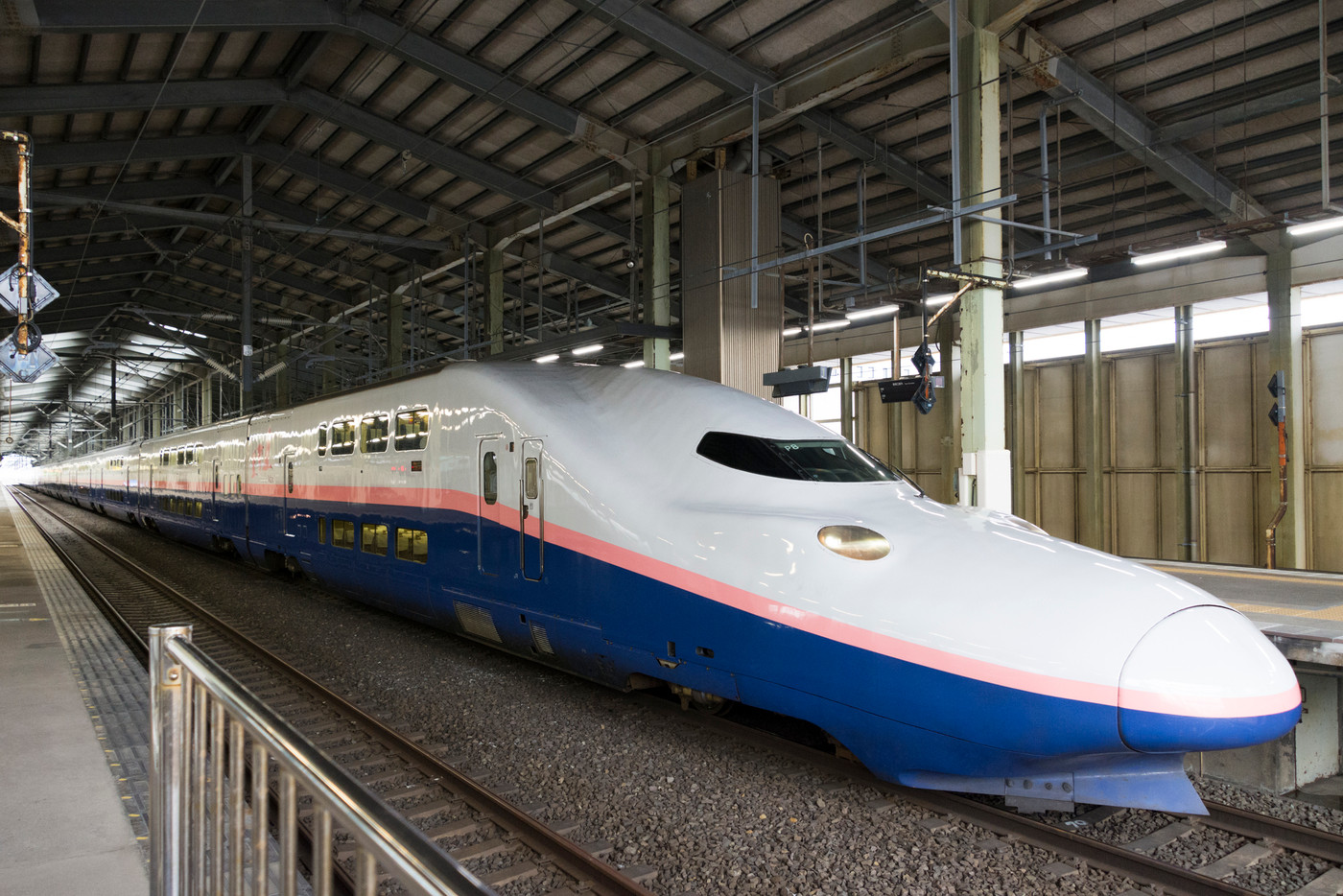 16両編成のE4系Max(新潟駅)