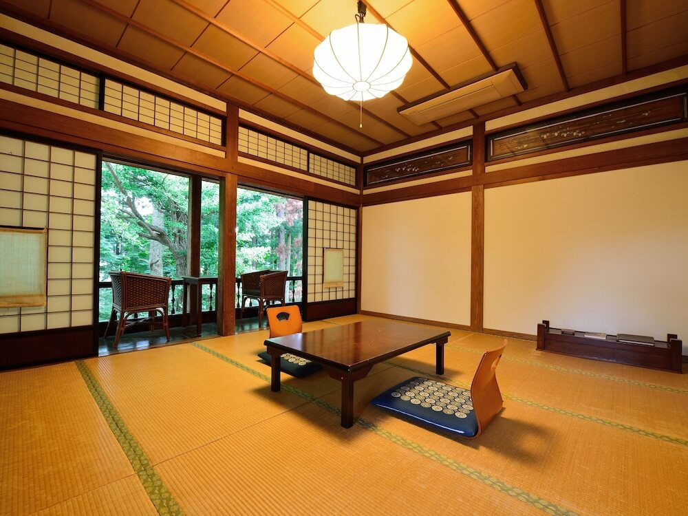 客室内のダイニングエリア