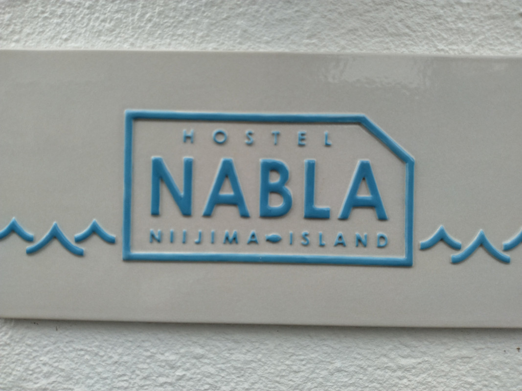 HOSTEL　ＮＡＢＬＡの標識です。白色の建物できれいです。