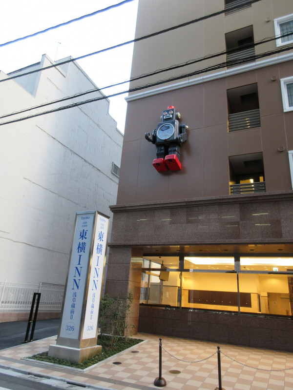 おもちゃ問屋が多かったことからロボットが壁についている