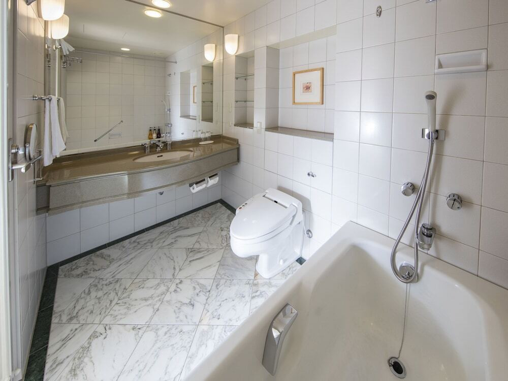 広々とした清潔なバスルーム3479564