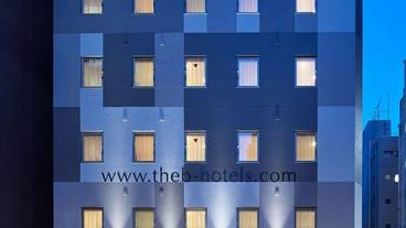 施設の正面 (日没後) / 6