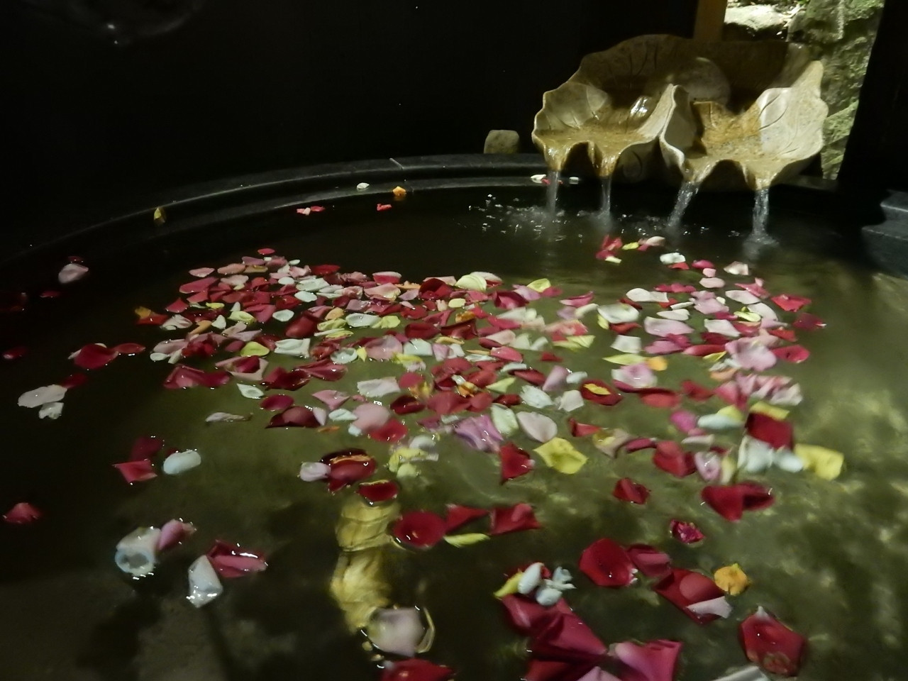 花びらを浮かべた貸切風呂で夢心地♪4070743