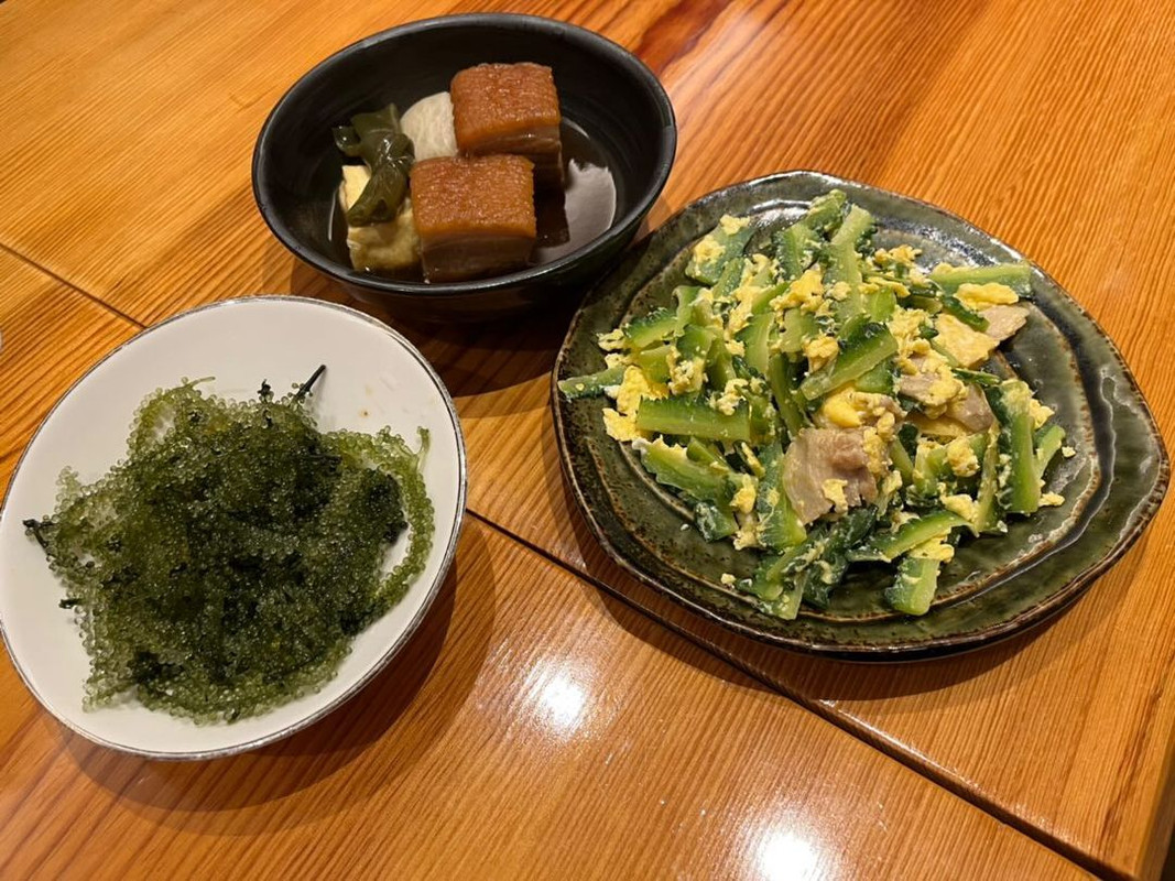 うちなー居酒屋 「嘉例（カリー）」のゴーヤーチャンプルー、ラフテー、海ぶどう。沖縄の定番料理でお酒のあてにもぴったり / 1