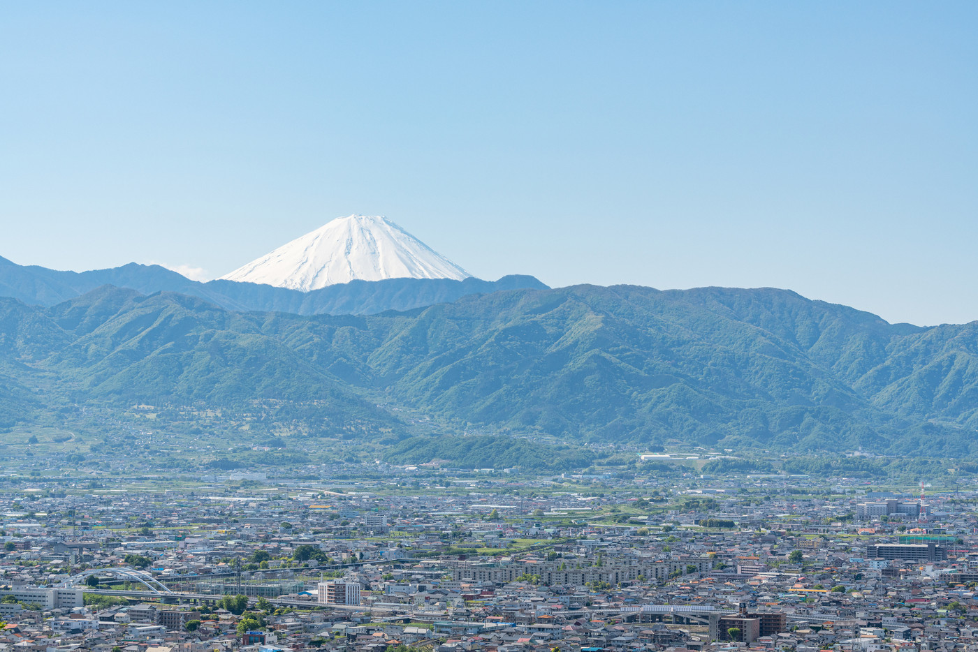 山梨県甲府市 愛宕山スカイラインから望む富士山と甲府市の街並み