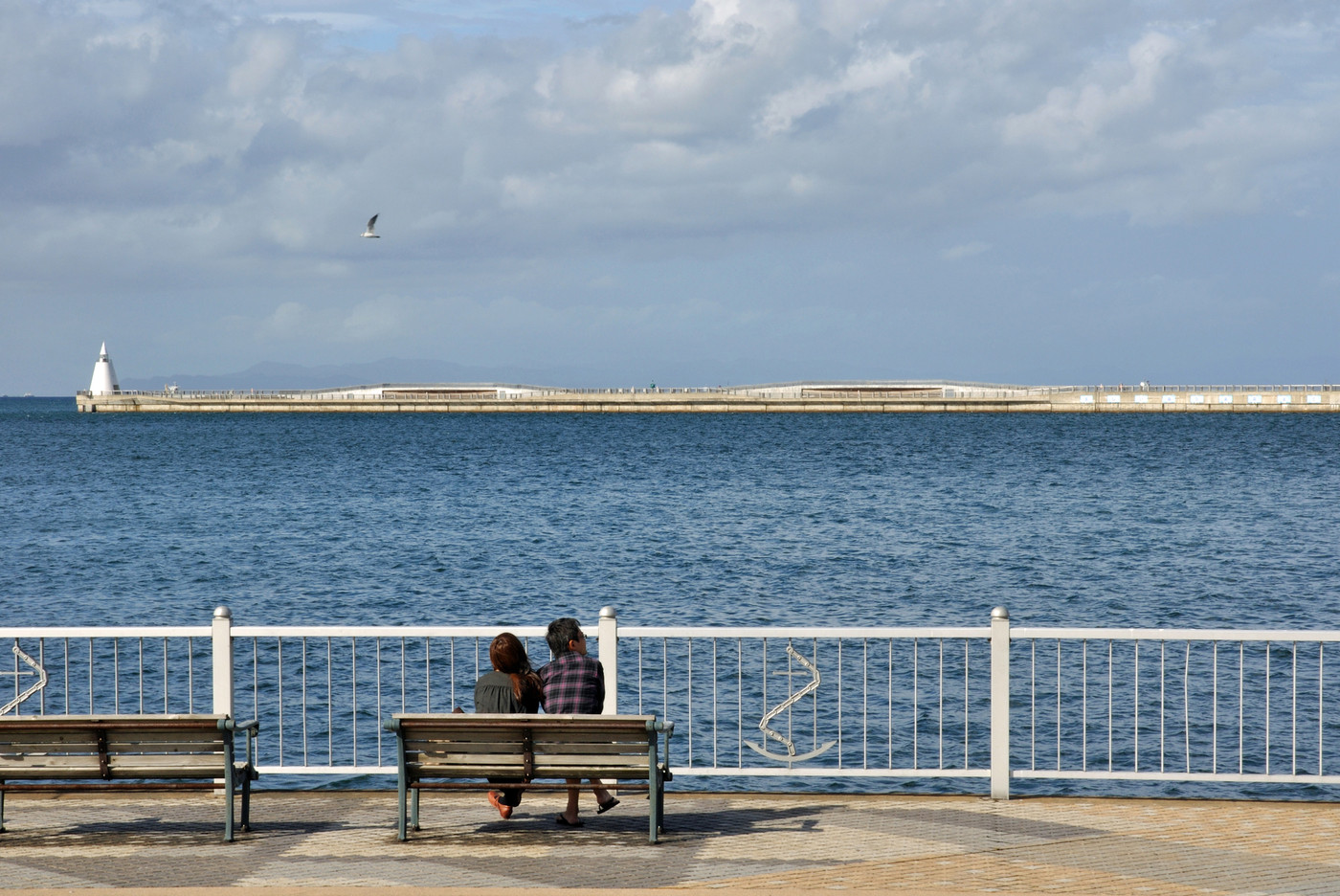 青森市内散歩・青い海公園　ベンチ