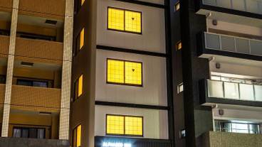 施設の正面 (日没後) / 2