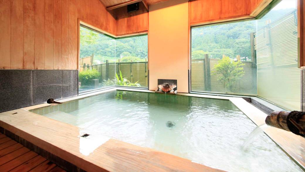 「山の湯」ひのき風呂(昼) / 2