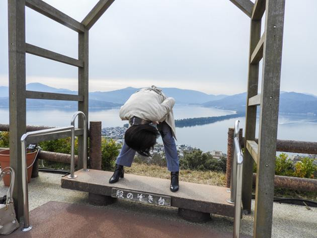 股のぞき発祥の地と言われる「天橋立傘松公園」。海が空にみえる風景を楽しむ人でにぎわう / 1