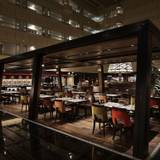 6階まで吹き抜けが広がる店内 / 4