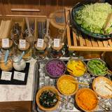 農園直送の野菜が並ぶサラダバー / 2