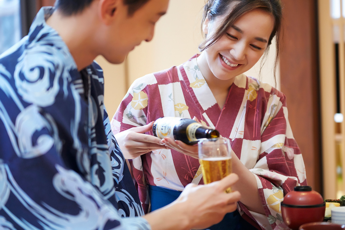 温泉旅行に行く夫婦