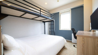 スーパールーム (ダブルベッド1台+ロフトベッド1台)