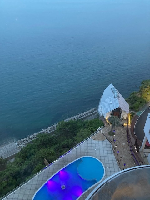 窓からチャペルが見えます