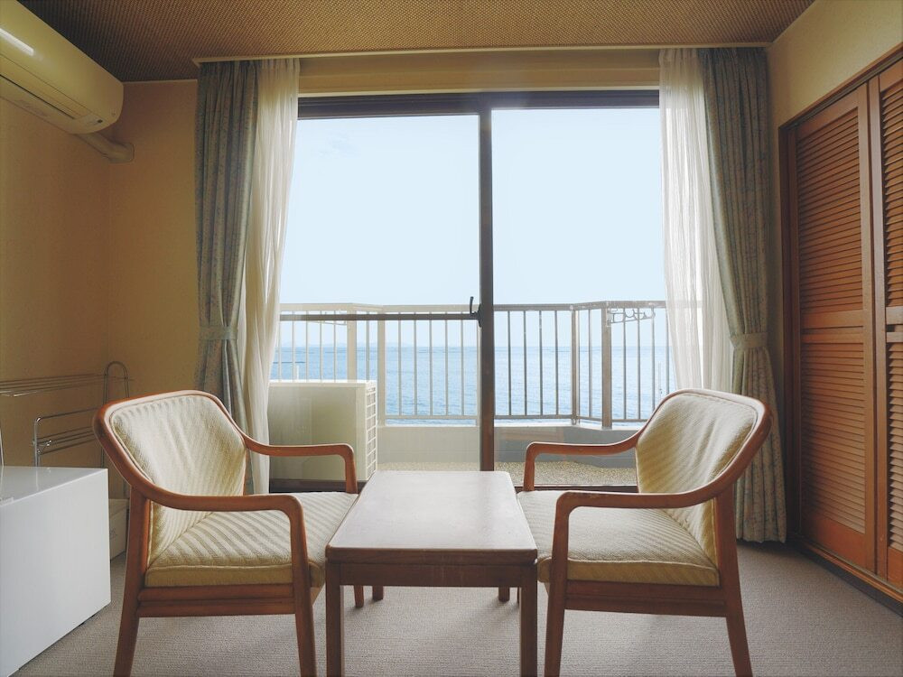 客室内のダイニングエリア