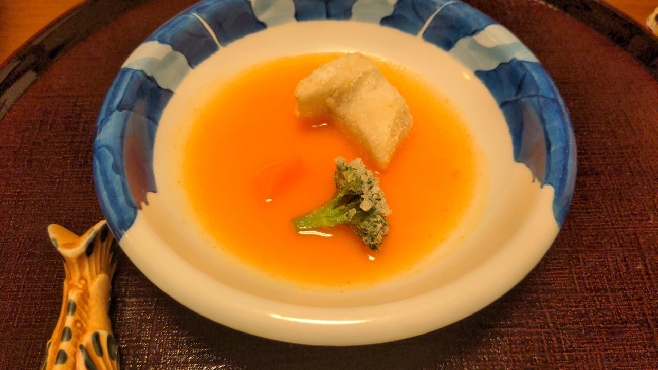 夕やけの雪山ボッコ芋は人参のソースが目をひきます