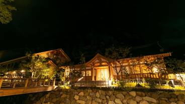 施設の正面 (日没後) / 2