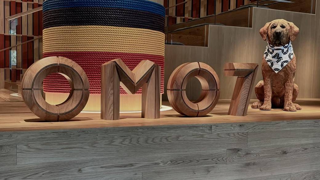 ホテルロゴ&土佐犬オブジェ / 2