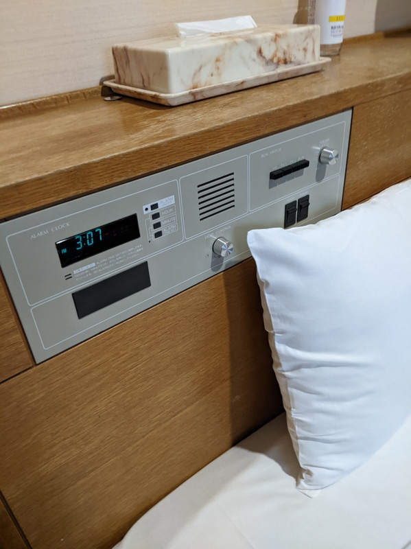 枕元にコンセントは無いです。