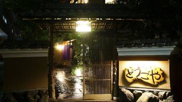 施設の正面 (日没後) / 3