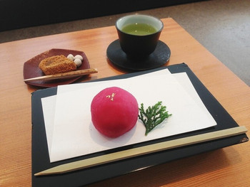 「餅匠 しづく 新町店」料理 1041245 フランボワーズ大福と玉露（1煎目）