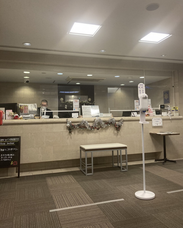 フロントは2階~写真で見るより狭い感じ…