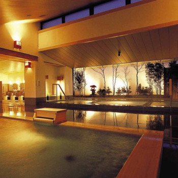 山々を望む屋内外プールが素敵♡池の畔に建つリゾートホテル4065514