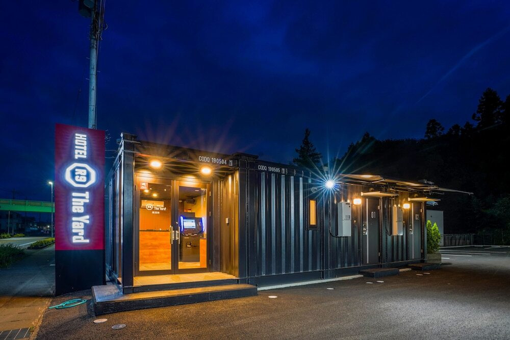 施設の正面 (日没後)