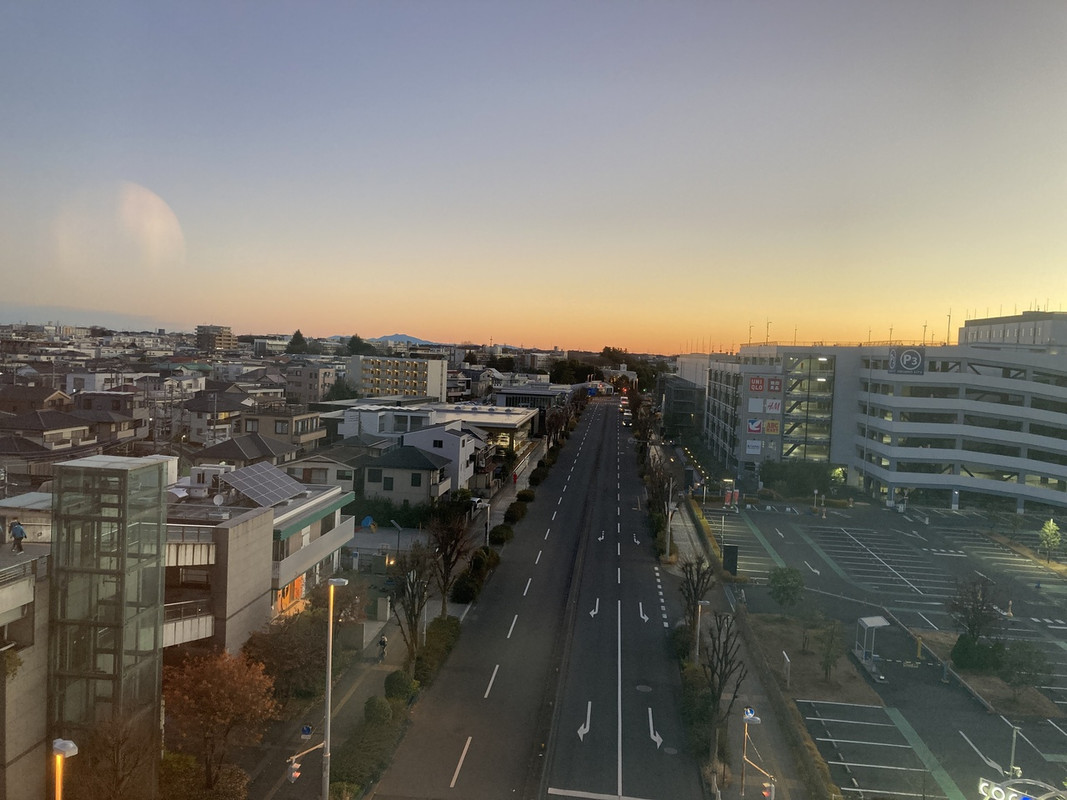 朝日と筑波山が見えます