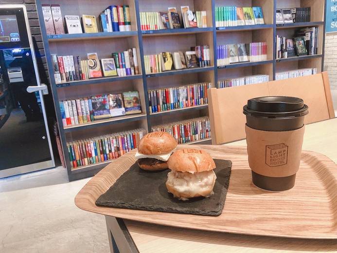 お楽しみの朝食は
2種のミニバーガー / 4