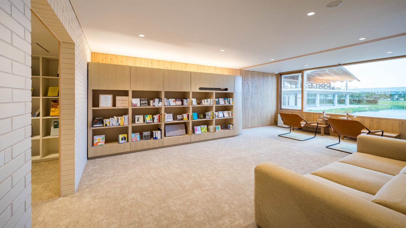 宿泊棟ライブラリー①