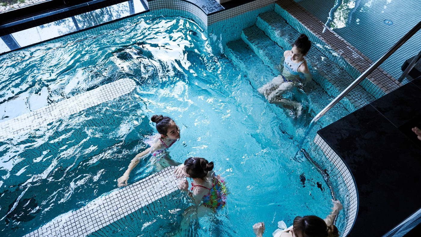 風呂桶と露天風呂に入る女性　温泉イメージ　GoToトラベルキャンペーン