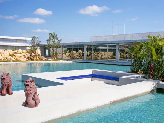 リゾート感たっぷりの水上ラウンジ。ドリンクや食事などが楽しめます