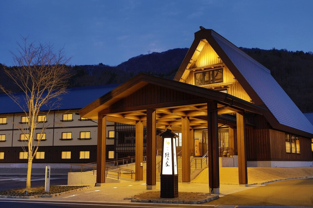 施設の正面 (日没後)