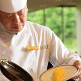 目の前で調理されるオムレツ / 4