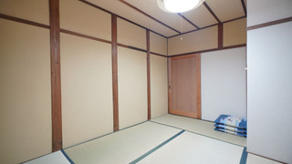 (205室) 2階 3人部屋 (個室, 共用トイレ, シャワー付)