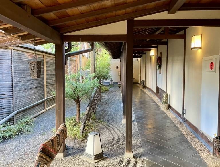 和とモダンが混在する
しゃれた空間へ / 2