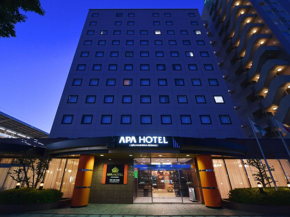 施設の正面 (日没後)